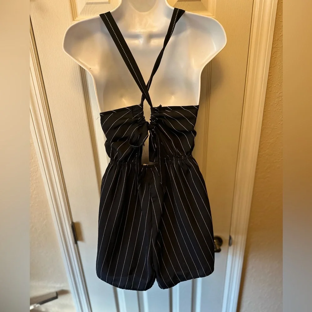 Black with white pinstripes keyhole romper - Picture 3 of 3